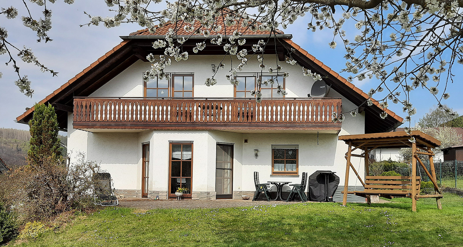 Hier sehen Sie unser Haus. Die obere Etage mit Balkon gehört zu der Ferienwohnung. 