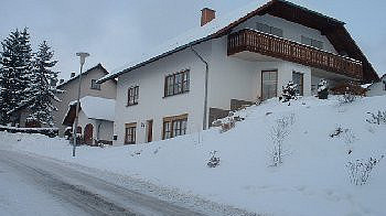Hier sehen Sie die Ansicht von unserem Haus im Winter im Winter